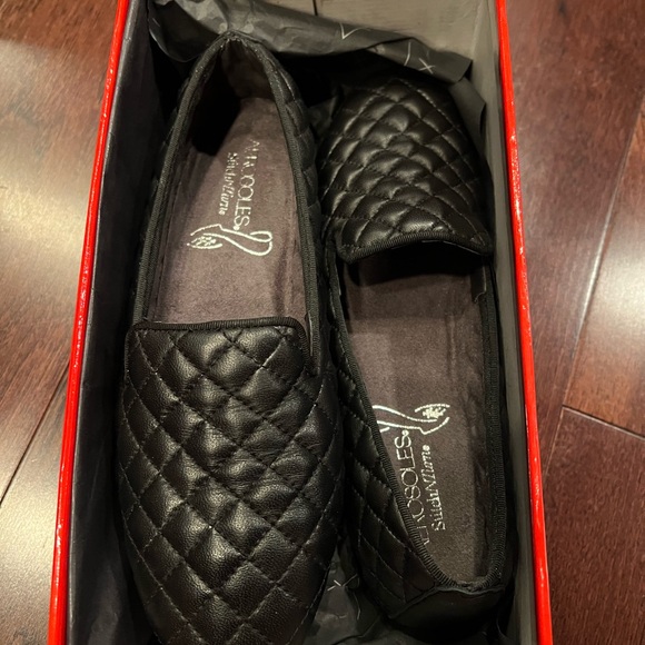 Brand new AEROSOLES Women’s Quilted Black Slip-Ons - Picture 3 of 4